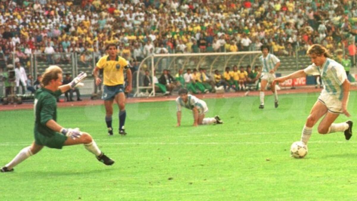Golazo. "El Pájaro" Caniggia ya recibió el pase de Maradona (en el piso), enfrenta a Taffarel, lo elude y convierte un gol histórico. La camiseta que usó en este partido fue motivo de una controversia. (Los Andes)