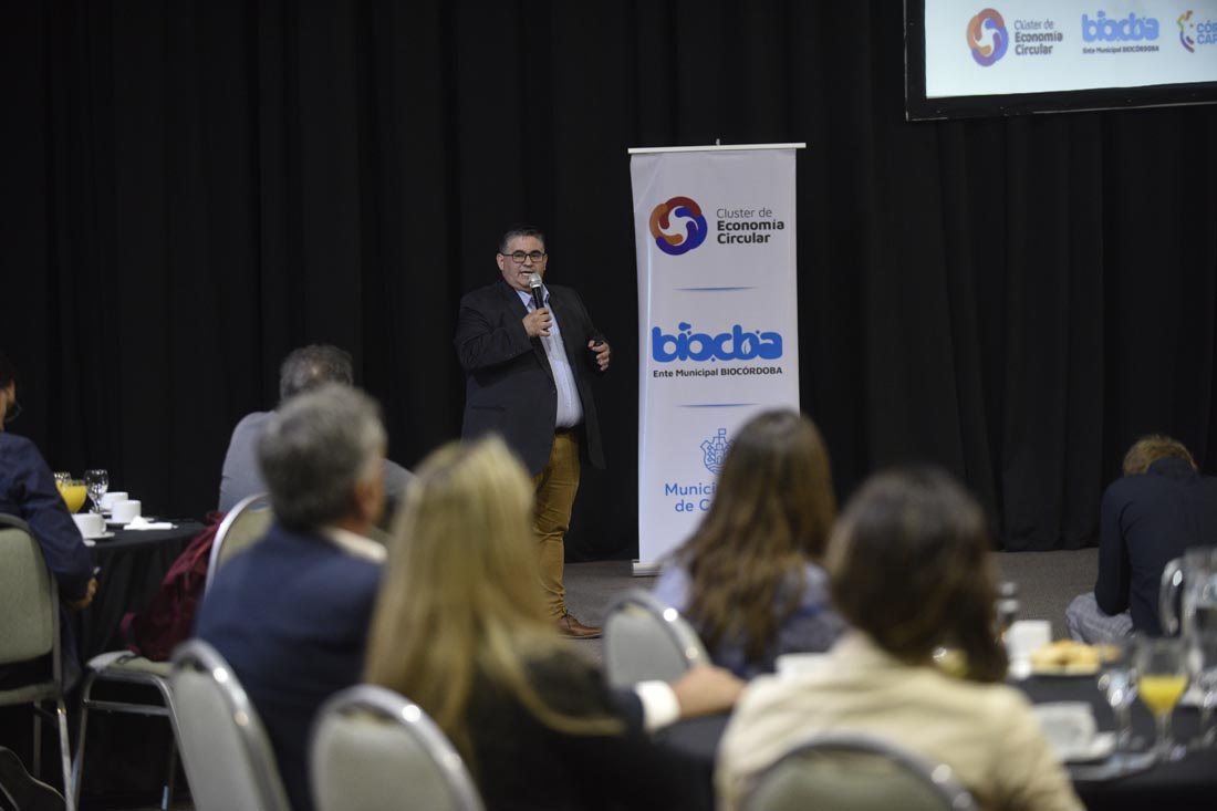 Enzo Cravero, presidente de BioCórdoba, encabeza una reunión del cluster de economía circular en la que se discutió el anteproyecto de ordenanza. (Ramiro Pereyra /La Voz)