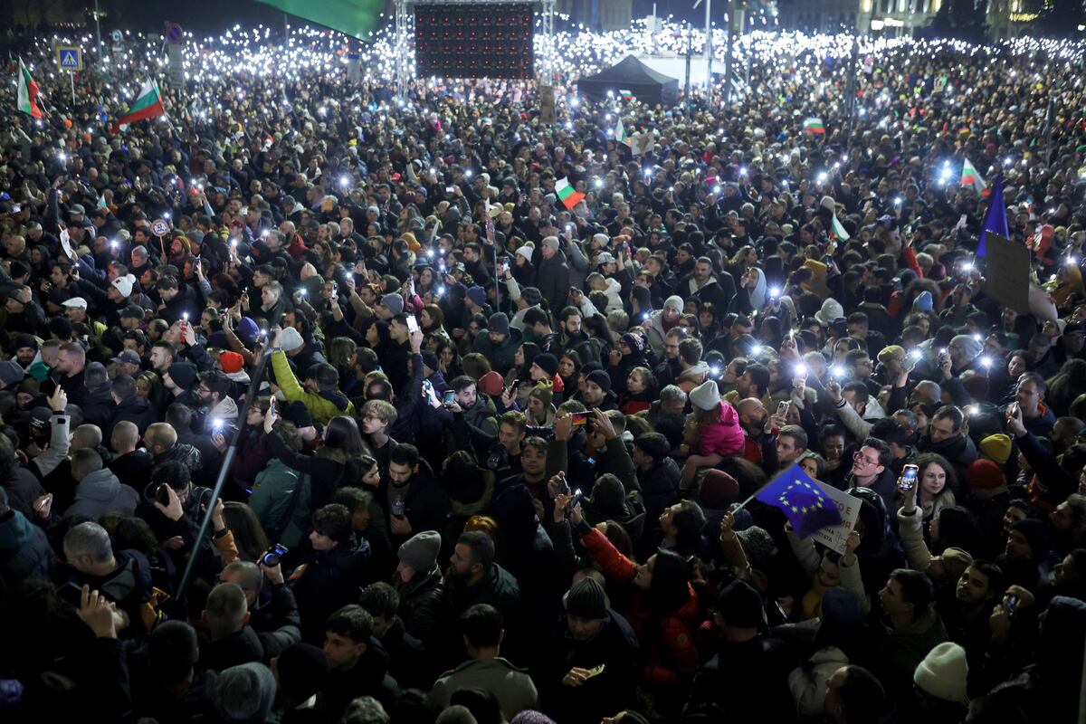Renunció el Gobierno de Bulgaria tras protestas masivas a semanas de ingresar a la eurozona. (AP)