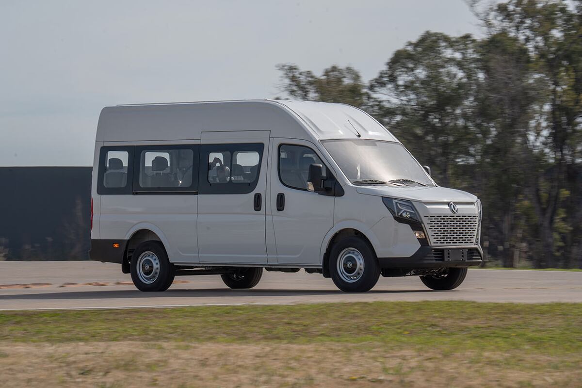 La gama se complementa con la línea de vans de carga y pasajeros diseñada para
cubrir diversas necesidades, tanto en entornos urbanos como interurbanos.