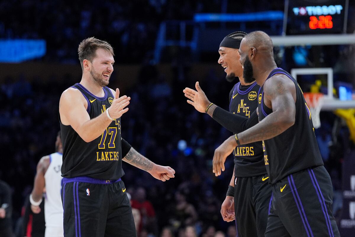eBron James volvió tras su lesión y ya es el único con 23 temporadas en la NBA. (AP).