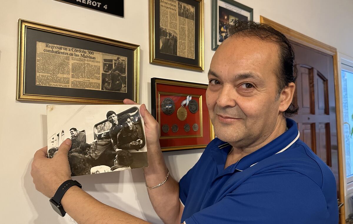 Osvaldo sosteniendo la foto que le sacó un fotógrafo del diario La Voz el día que regresó a Córdoba. (Magalí Gaido/La Voz)
