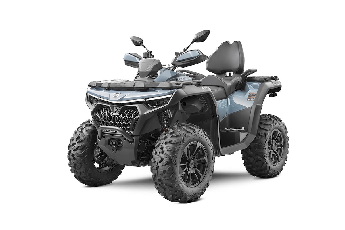 l Cforce 1000 Tourning está equipado con un motor bicilíndrico de alta potencia V-Twin de 963cc, refrigerado por líquido, que entrega 90 CV.