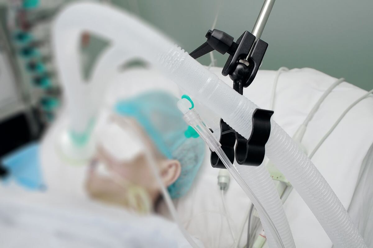 La Asistencia Respiratoria Mecánica (ARM) puede afectar la tráquea y/o laringe del paciente. Fuente: Depositphotos