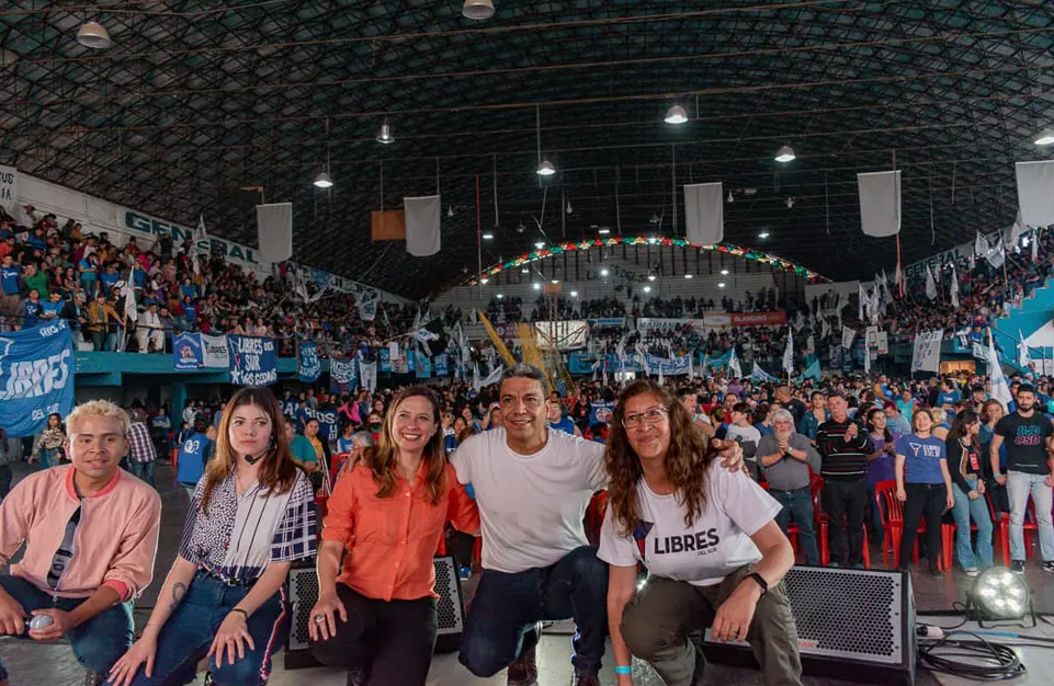 Las dirigentes Marisa Cariddi y Betiana Cabrera Fasolis junto al precandidato a presidente Jesús Escobar.