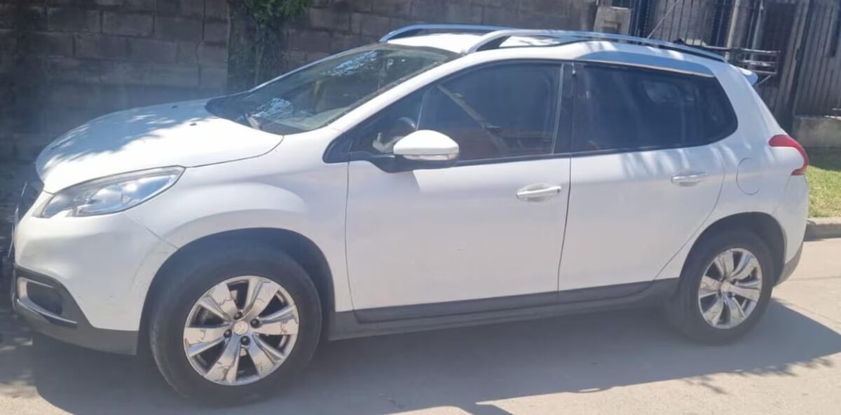 Autopartes ilegal en zona sur: el peugot 208 fue devuelto a su dueño.