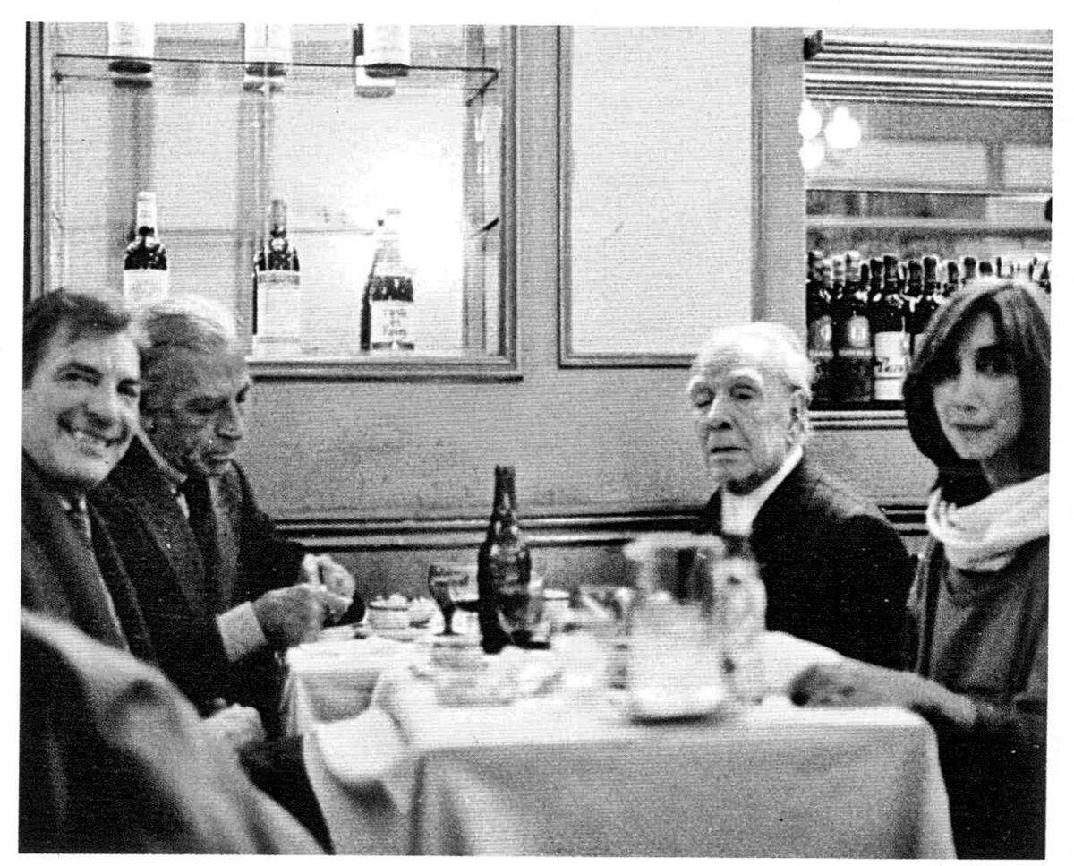 María Kodama y Jorge Luis Borges, con amigos en un bar porteño. (Archivo Clarin)