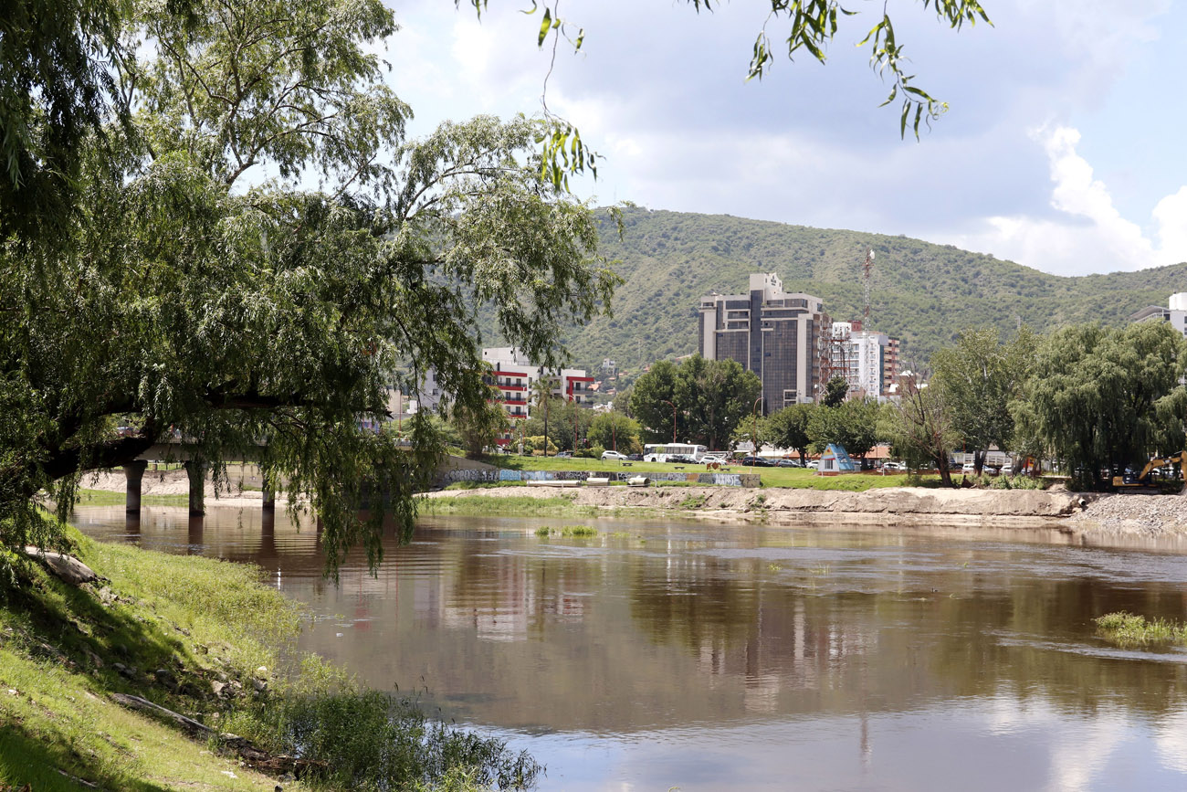 El lago San Roque, este martes, con Carlos Paz de fondo. Aumentó su nivel luego de las lluvias. (La Voz)