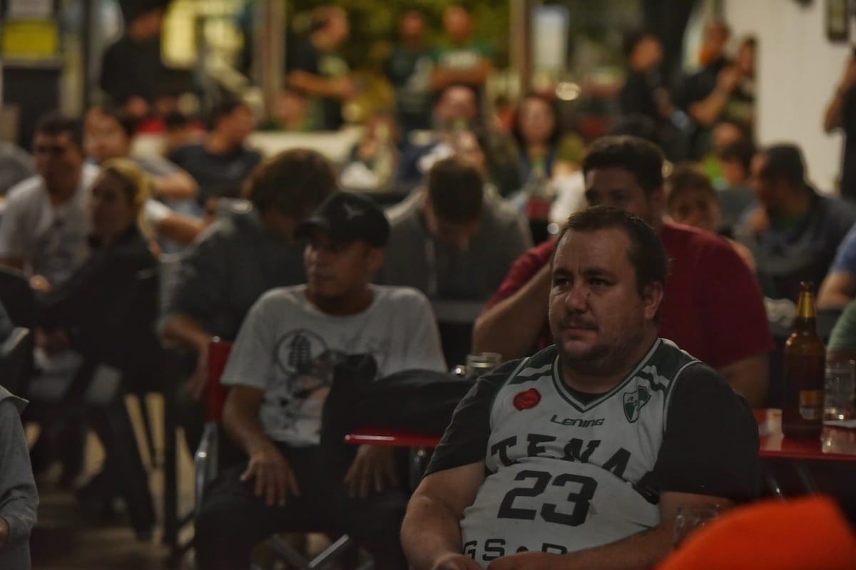 El apoyo para Atenas, con su hinchada viendo el partido en la sede del club. (Facundo Luque)