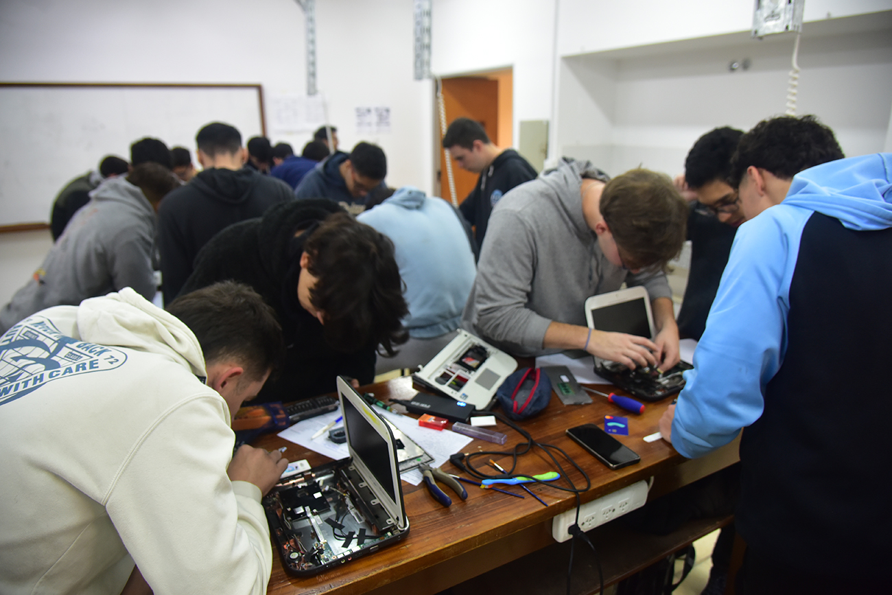 Alumnos reparan notebooks descartadas por el colegio Manuel Belgrano para hacerlas circular por la comunidad. Pedro Castillo / La Voz