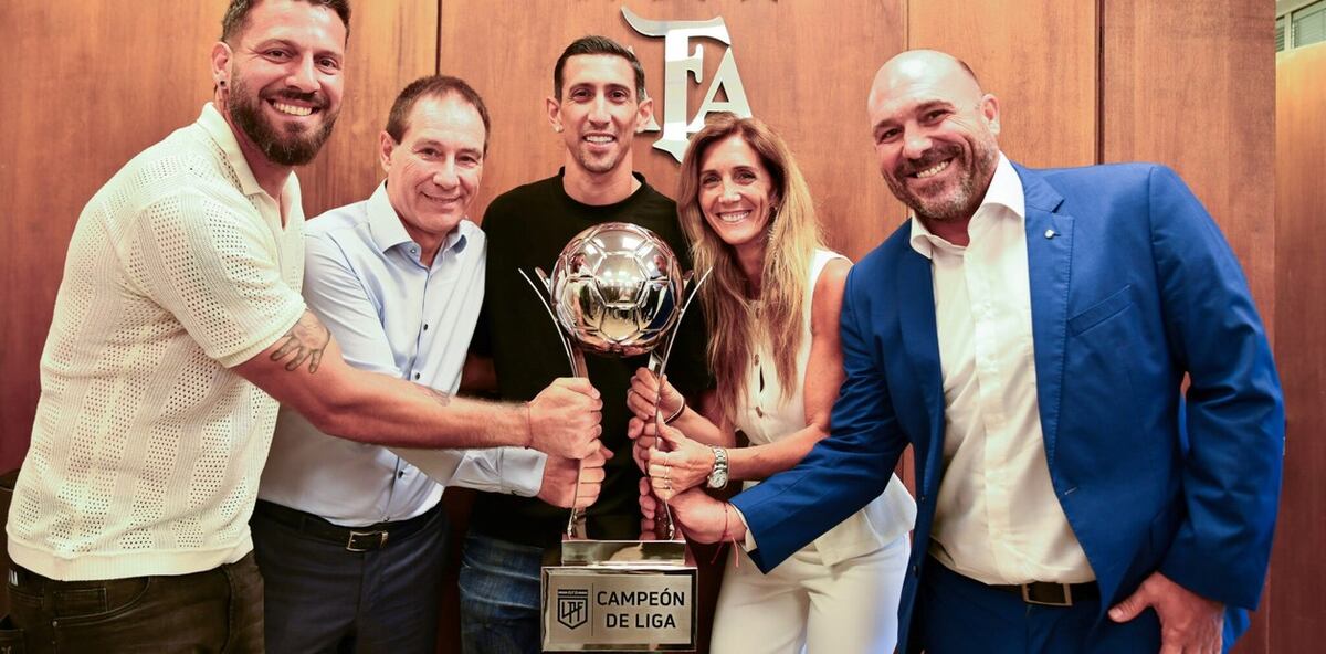 Festejos. Ángel Di María, el técnico y el presidente de Rosario Central festejan en la sede de la AFA el título que decidió otorgar el presidente Claudio Tapia.
