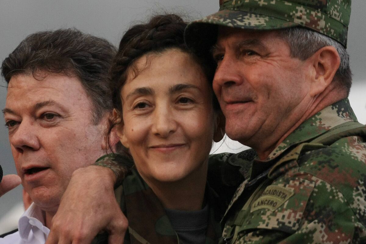 La ex rehén Ingrid Betancourt, segunda a la izquierda, abraza a otros rehenes liberados después de llegar a una base militar en Bogotá, el miércoles 2 de julio de 2008. (AP)