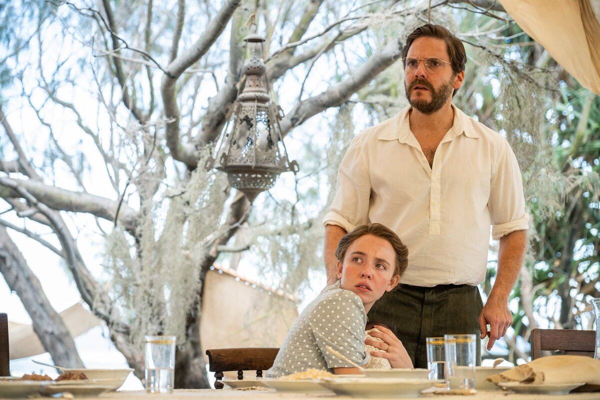 Daniel Brühl y Sydney Sweeney, en Edén.
