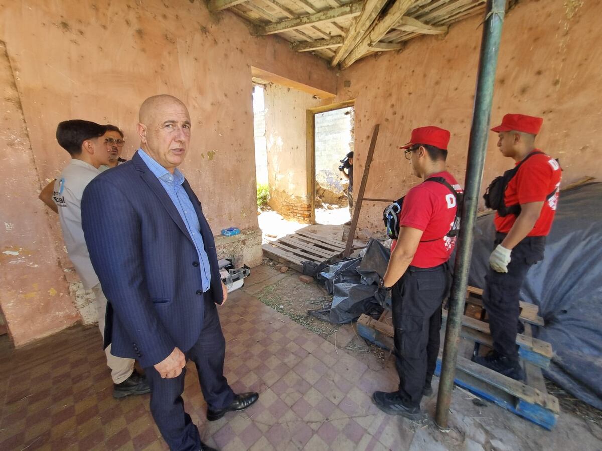 Caso Aguilera. En la vieja casa rural allanada, el fiscal Hairabadian y agentes policiales. (La Voz)