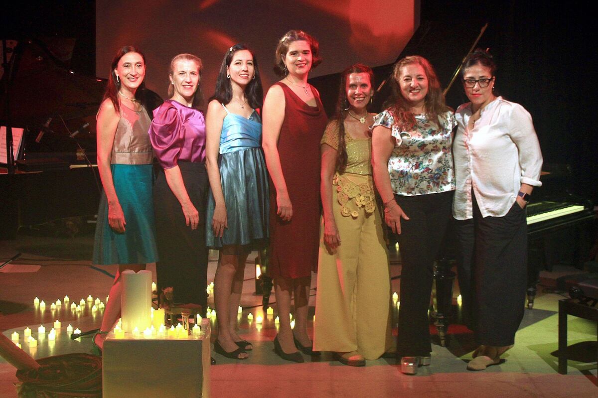 Las seis pianistas junto a Gabriela Yaya, compositora de la obra que se estrenará en el Libertador. (Gentileza Pablo Decunto).