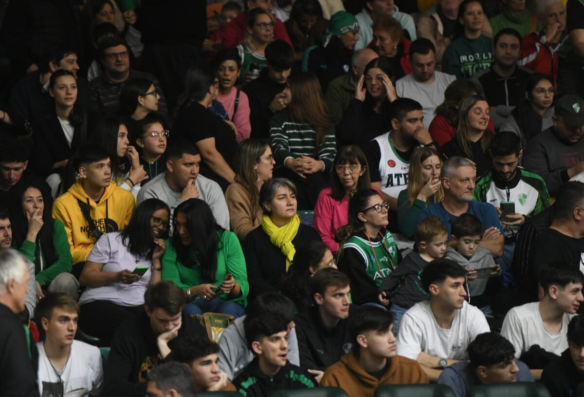 Atenas jugó el quinto partido ante Racing de Chivilcoy en el Cerutti, que estuvo colmado. (Facundo Luque / La Voz)