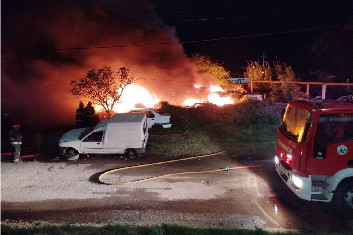Personal de la Dirección Bomberos sofocó un incendio en un depósito de autos en desuso. (Policía de Córdoba)
