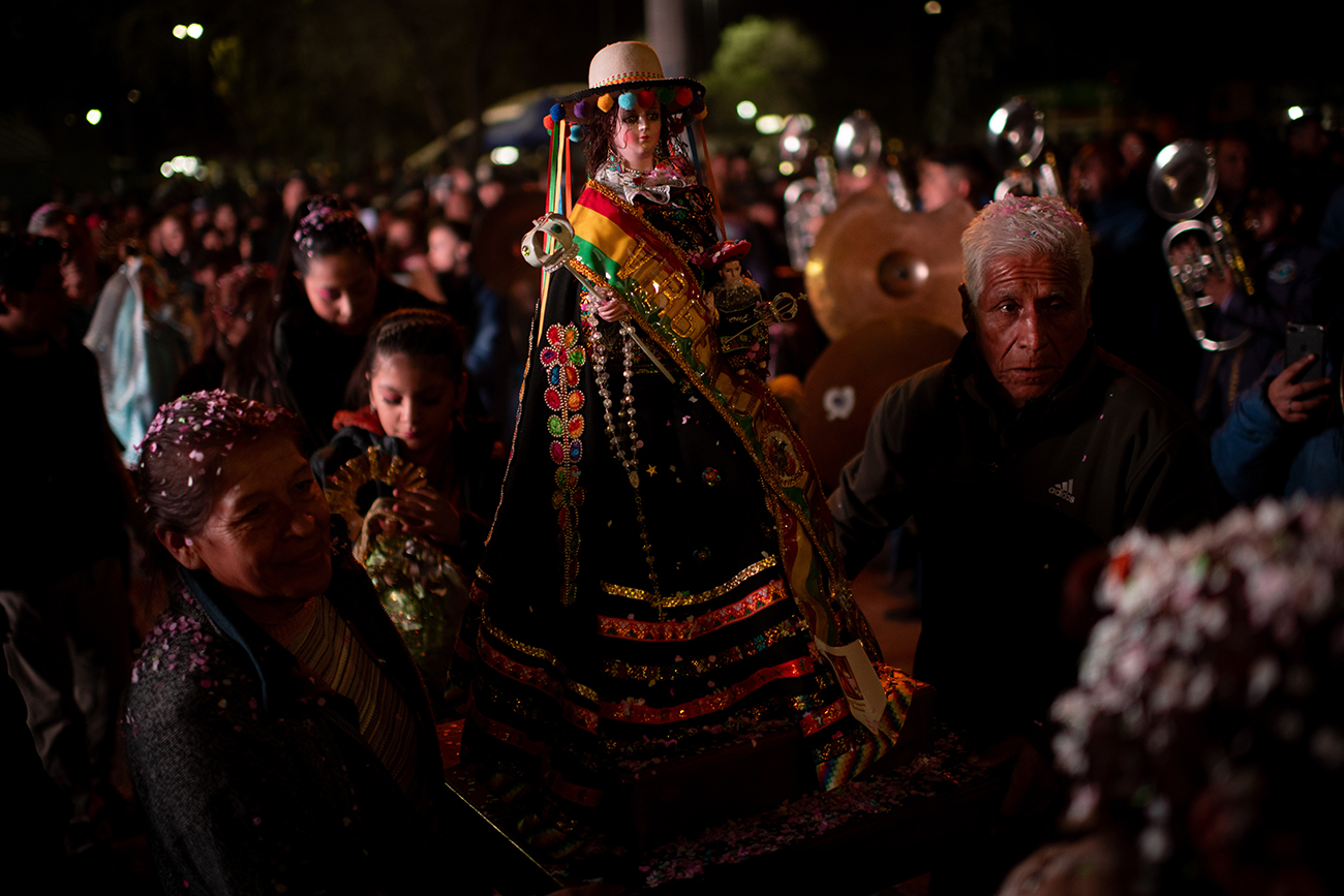 Celebración de la virgen de Urkupiña en Villa El Libertador. Luego del cambio de vestimenta de las vírgenes, los caporales y los músicos llevan los instrumentos y la ropa nueva para que la bendiga el sacerdote. Las vírgenes ya cambiadas van a la iglesia, donde se celebra una misa. Luego, hay una fiesta con comidas típicas de Bolivia. (Pedro Castillo / La Voz)