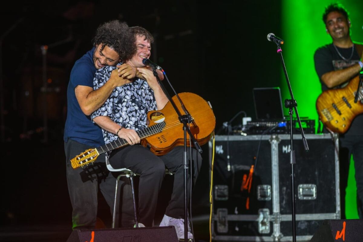 Nahuel Pennisi y Raly Barrionuevo compartieron un cruce espontáneo que resumió el espíritu de encuentro del festival.
