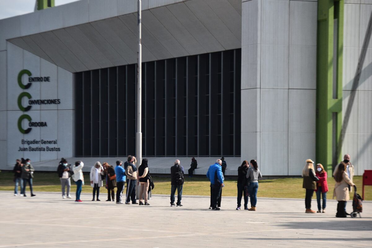 Este miércoles hubo gran cantidad de gente en el vacunatorio que funciona en el  Centro de Convenciones Córdoba, Feriar. (Pedro Castillo/La Voz)