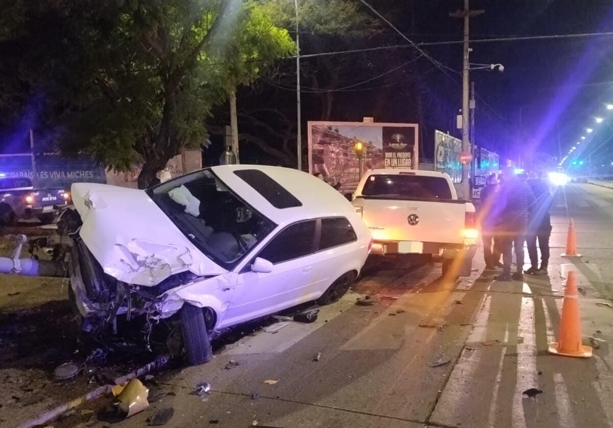 Córdoba: chocaron de frente un auto y una camioneta en avenida Gauss en la intersección con Martinoli, Córdoba. (Prensa Policía de Córdoba)