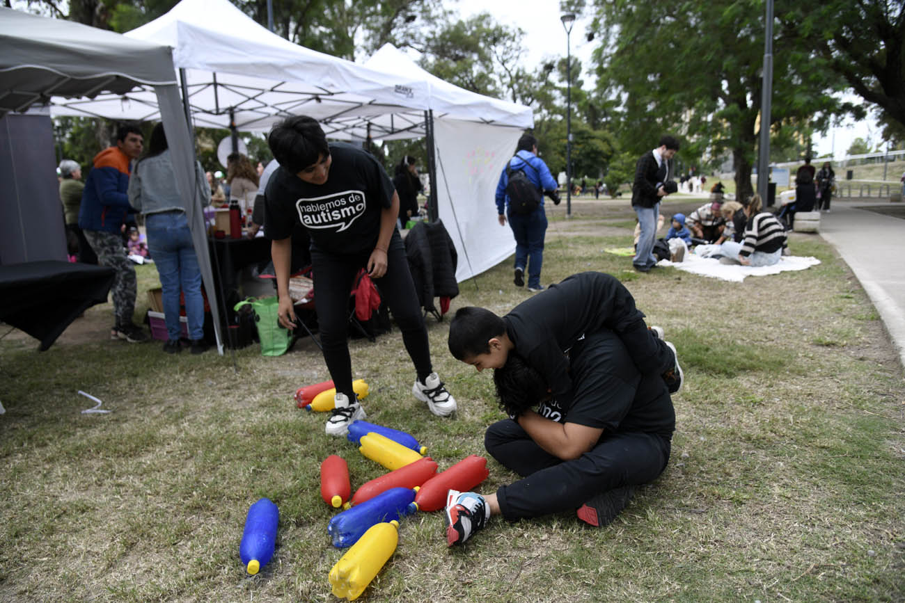 Familias con personas del espectro autista se reunieron en el Parque Las Heras para concientizar sobre el tema. (Ramiro Pereyra /La Voz)
