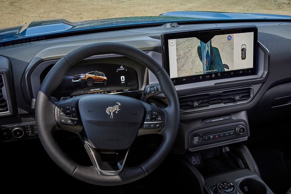 Dependiendo de la versión, tiene volante multifunción forrado en cuero con levas al volante y pantalla multi táctil de 13,2" con GPS integrado.