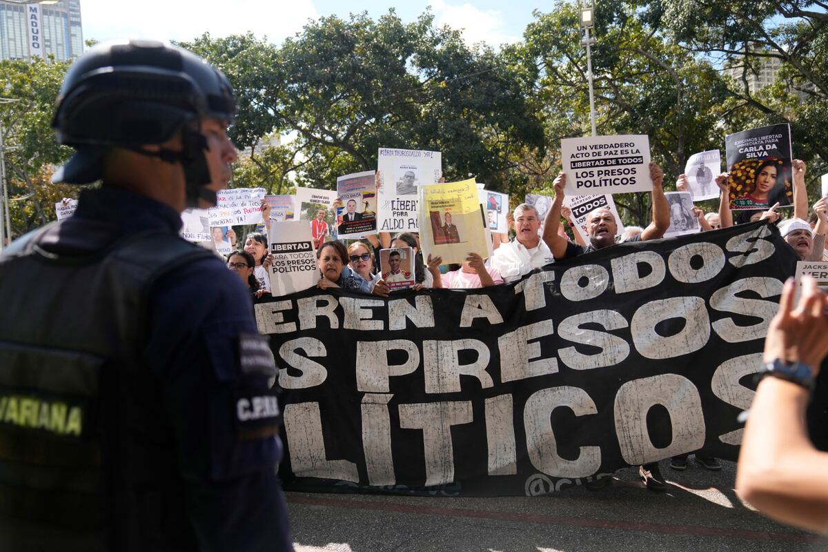 Venezuela: denuncian la muerte de otro preso político y un liberado afirmó que fue abusado por un agente (AP Photo/Ariana Cubillos)