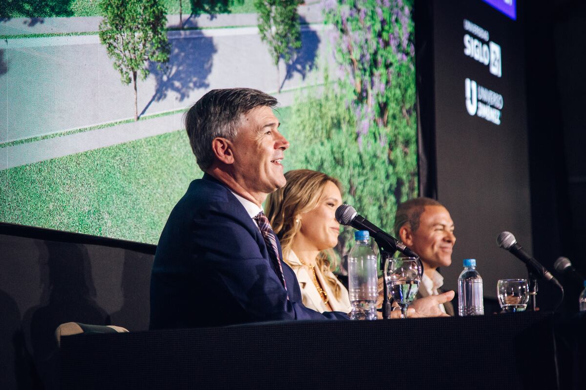 PRESENCIA. El intendente Daniel Passerini, junto a Belén Mendé y Carli Jiménez, en la presentación del Domo Siglo 21. (Municipalidad de Córdoba)