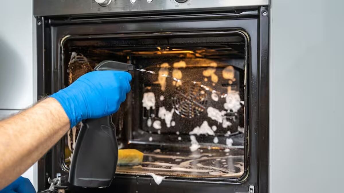 Cuál es el truco simple que deja el horno como nuevo y elimina la grasa sin químicos agresivos