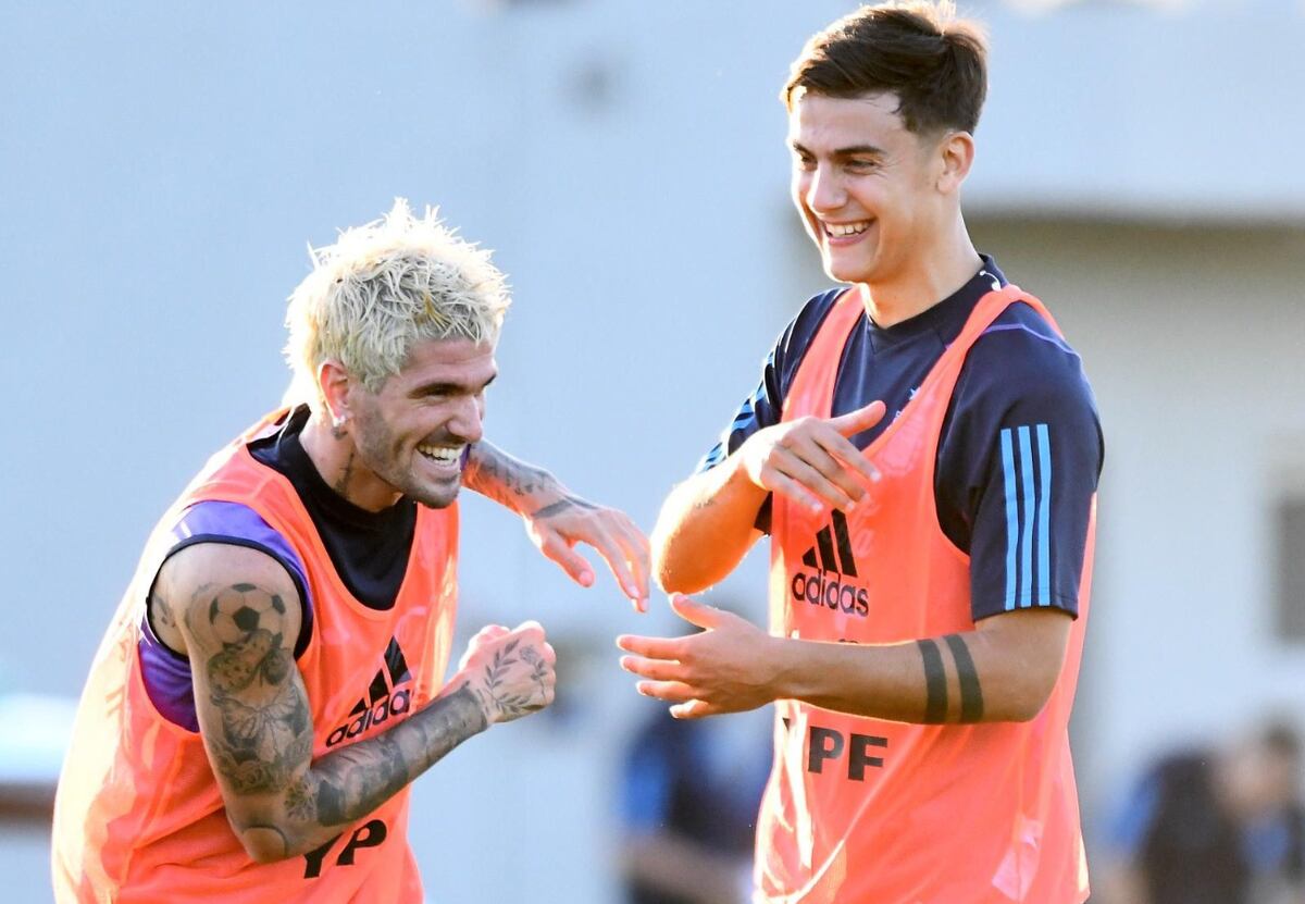 Dybala junto a De Paul, en un entrenamiento de la Selección. (AFA).