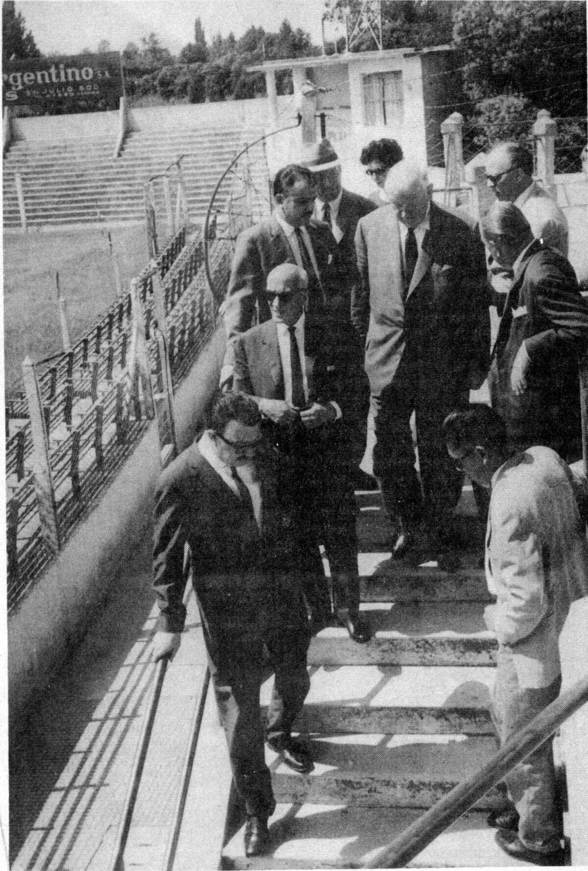 Visita de Stanley Rous, presidente de la Fifa, a la cancha de Talleres el 22 de enero de 1964. Foto: Estadio, Archivo Gustavo Farías)