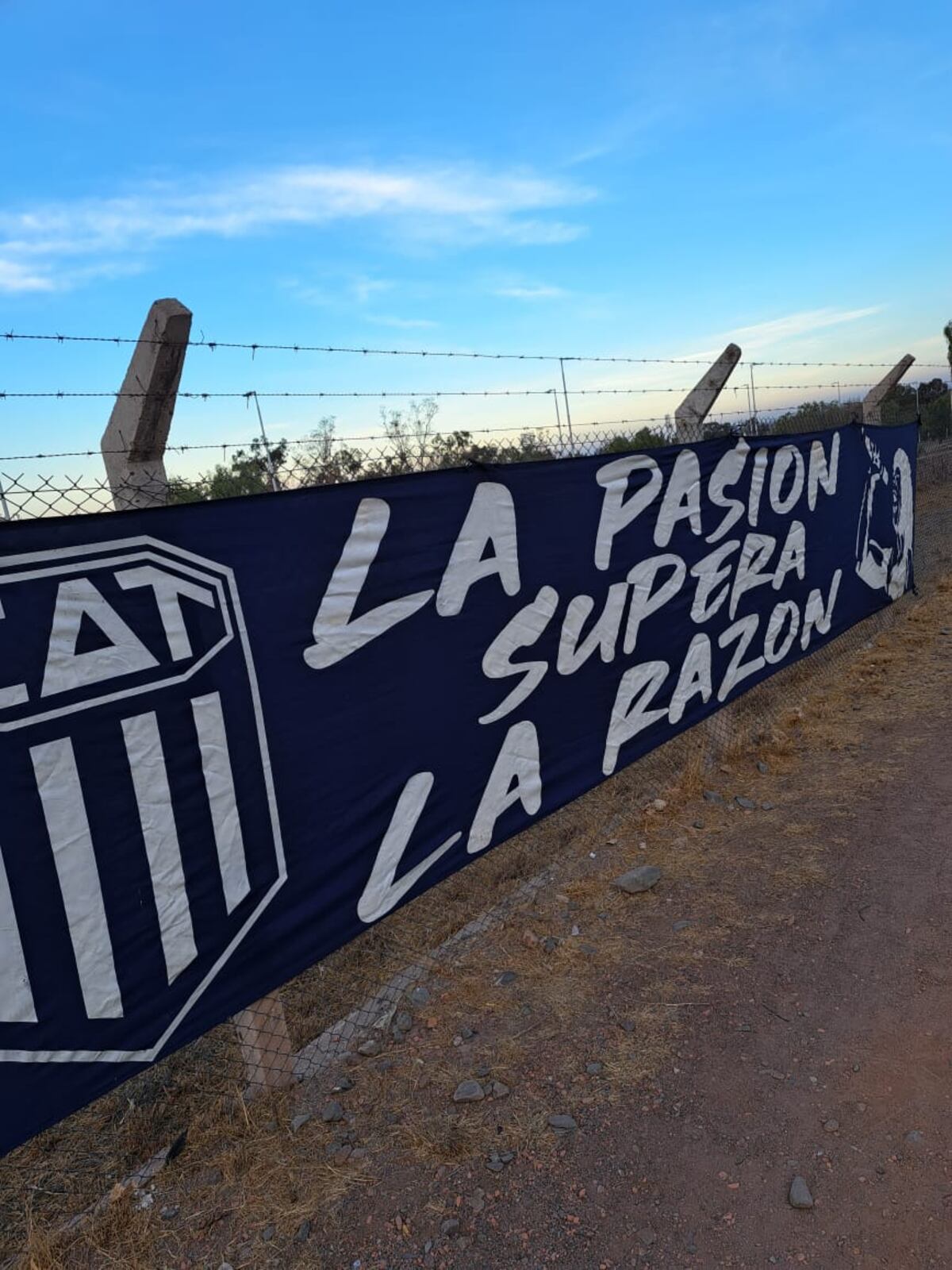 Hinchas de Talleres en las cercanías del estadio Malvinas Argentinas de Mendoza, en la previa del partido entre Talleres y River por la Copa Argentina. (La Voz)