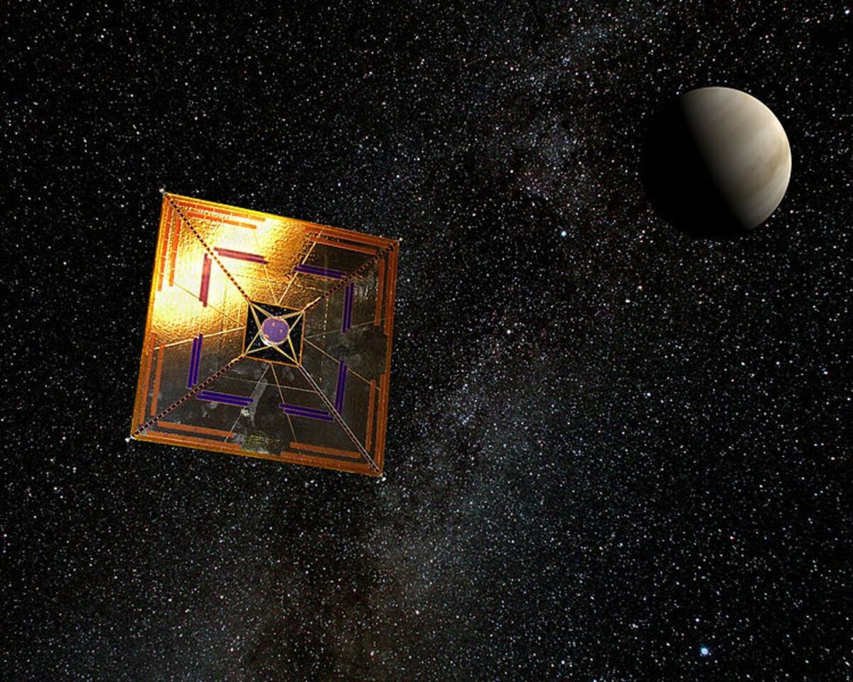 Recreación de la sonda espacial japonesa IKAROS en vuelo. Esta sonda espacial experimental está impulsada parcialmente por una vela solar. Wikimedia Commons, CC BY-SA