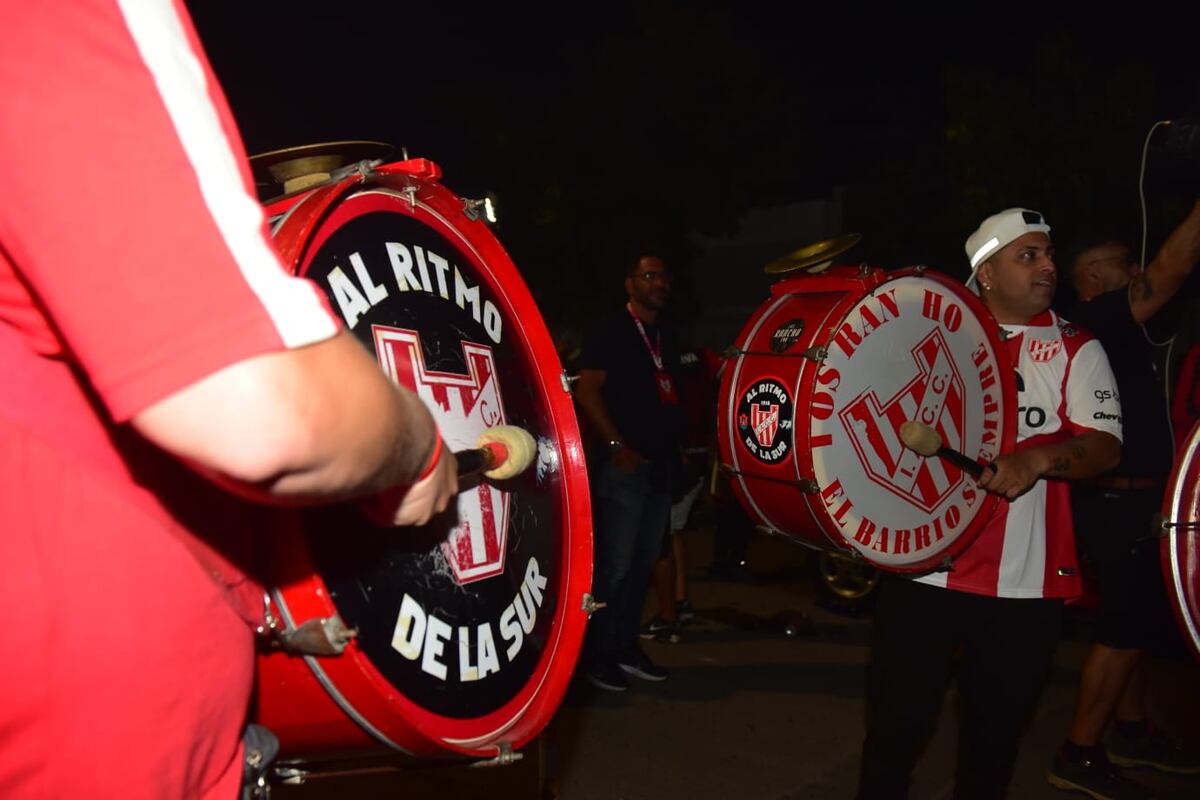 Hinchas de Instituto en la previa del partido con Central Córdoba por el Torneo Apertura. (Jorge Peñalba / La Voz)