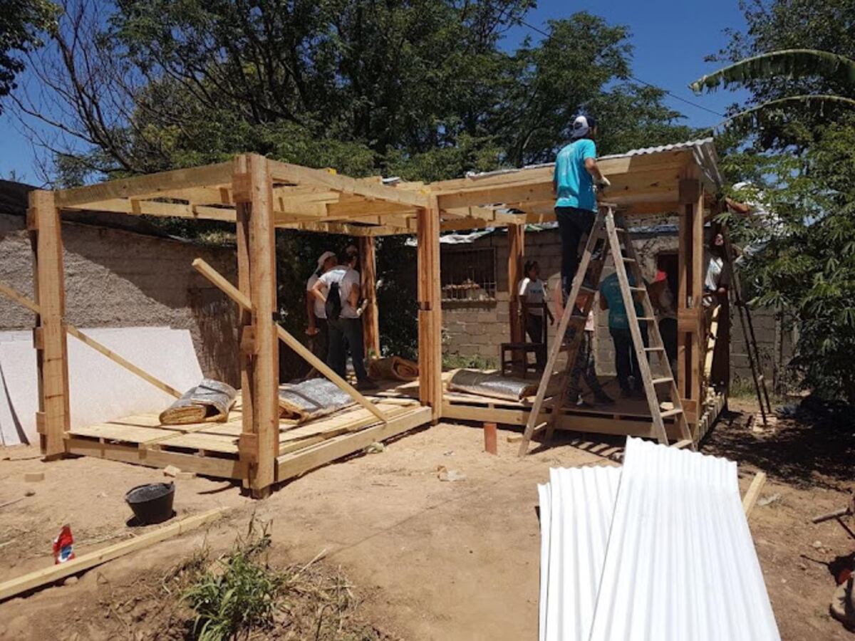 Construcción de viviendas de emergencia desde la organización Techo.