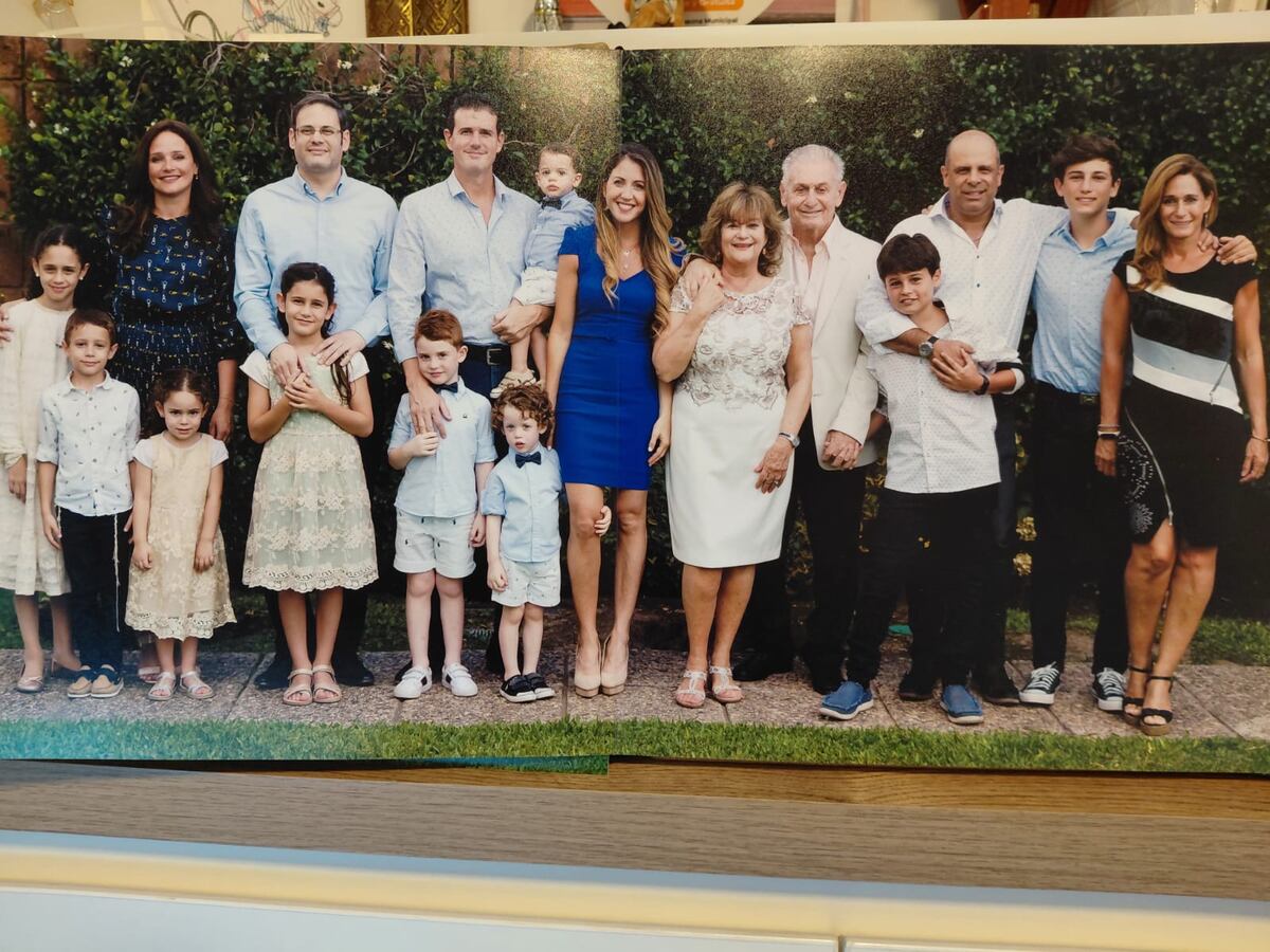 Ernesto y Dora con toda la familia ampliada, hijos y nietos.