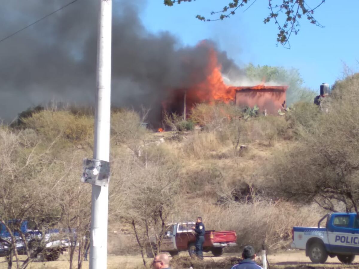 El incendio en Villa Santa Cruz del Lago. (Gentileza Carlos Paz Vivo!)