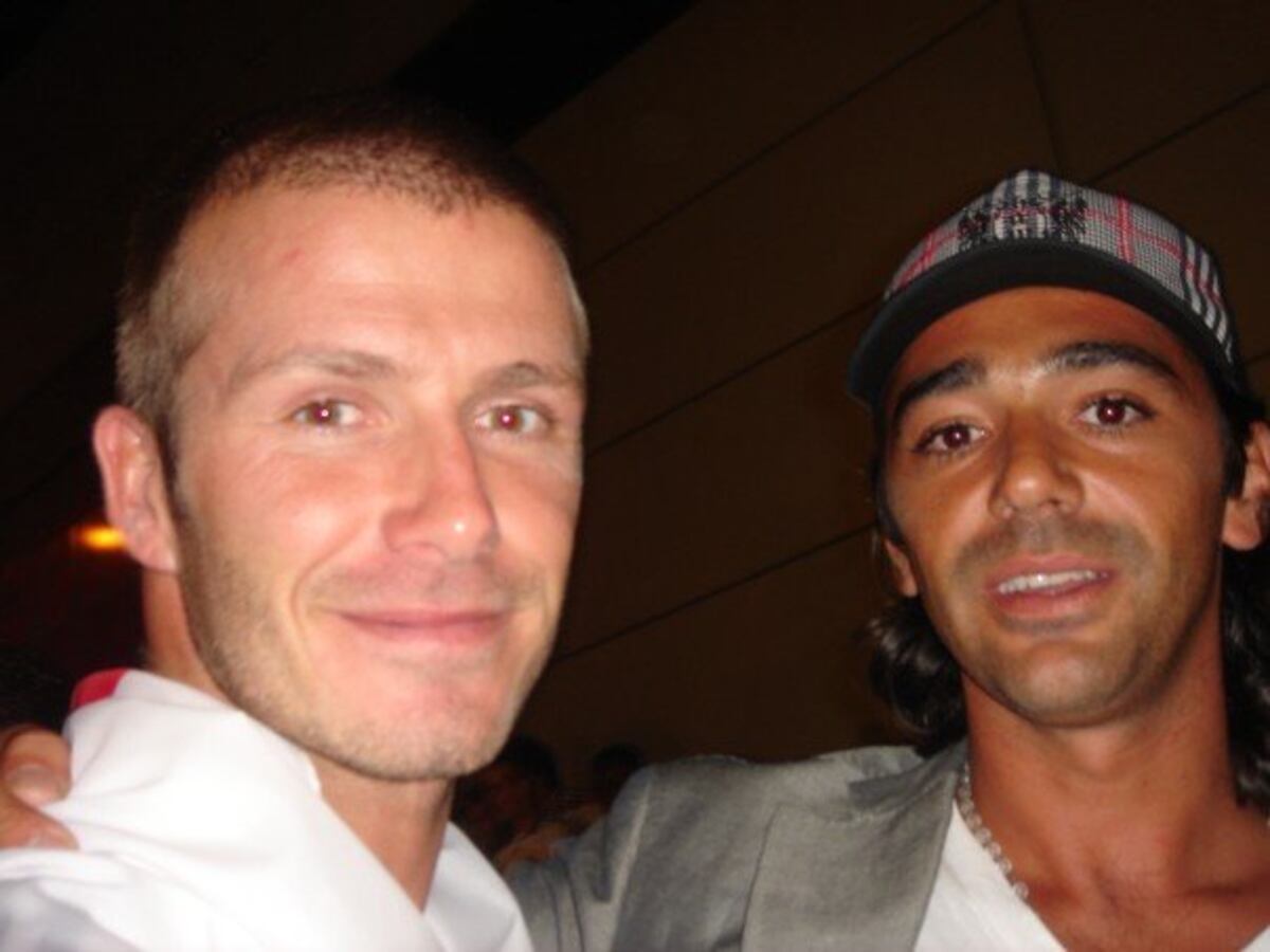 Miguel Escalante con David Beckham, campeón con el Real Madrid en la época de los famosos “galácticos”. (Gentileza)
