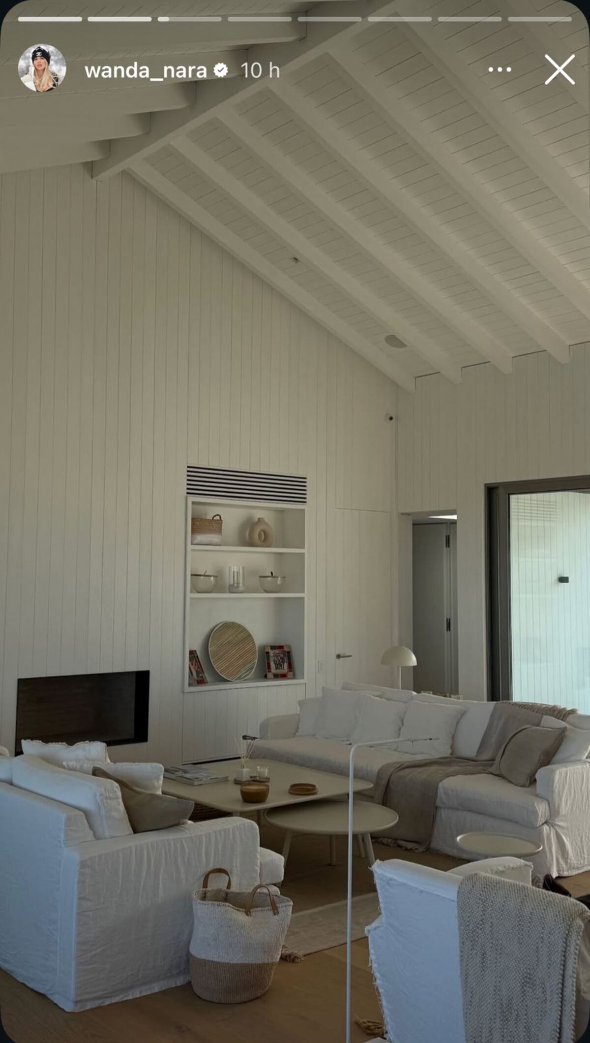 El living minimalista de la casa de Wanda.