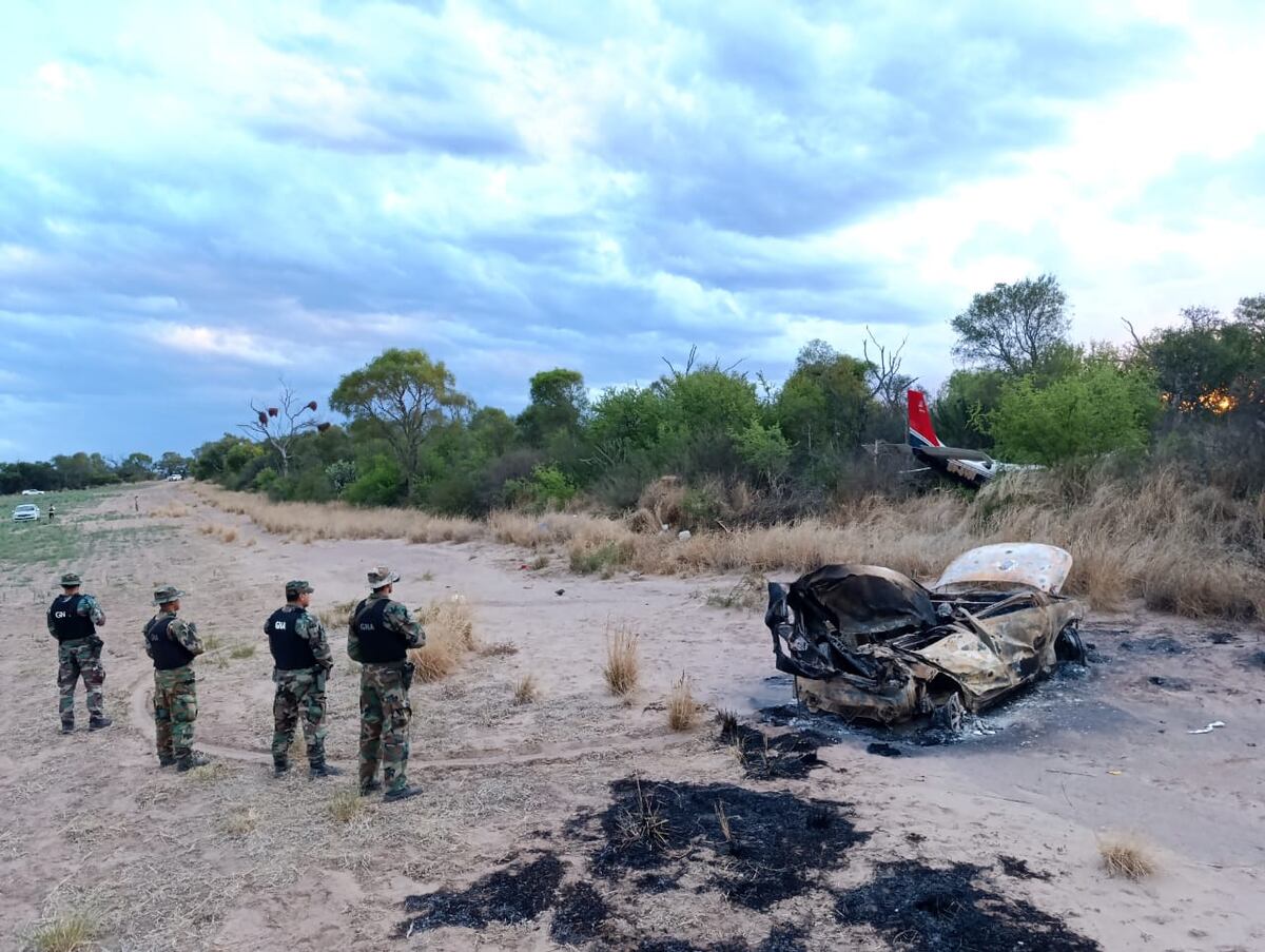 Hallaron una avioneta siniestrada que intentaba trasladar 364 kilos de cocaína, en Salta. (Gendarmería)
