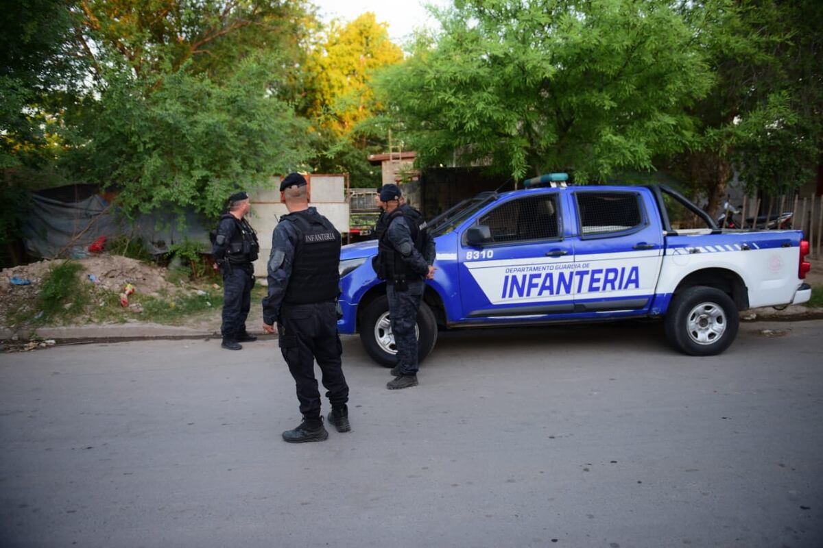 Fernanda María Paz fue asesinada de un balazo en barrio Parque República de Córdoba Capital. Policías trabajan en la zona del crimen. (Javier Ferreyra)