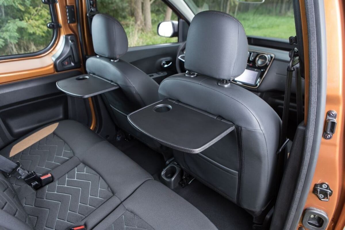 La Stepway trae, además, prácticas bandejas en los respaldos de los asientos delanteros. / Autocity