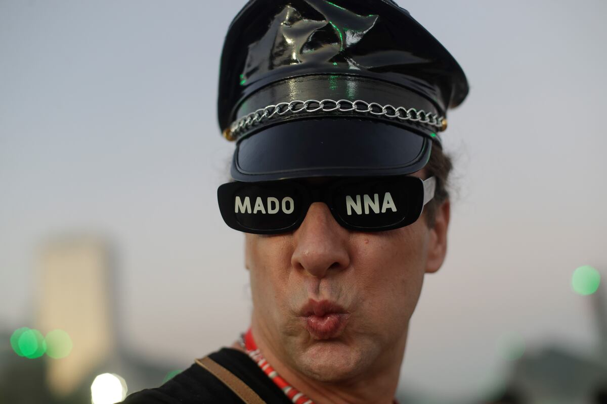 Los fans de Madonna (locales y procedentes de todos los países del mundo) coparon Copacabana. (AP)