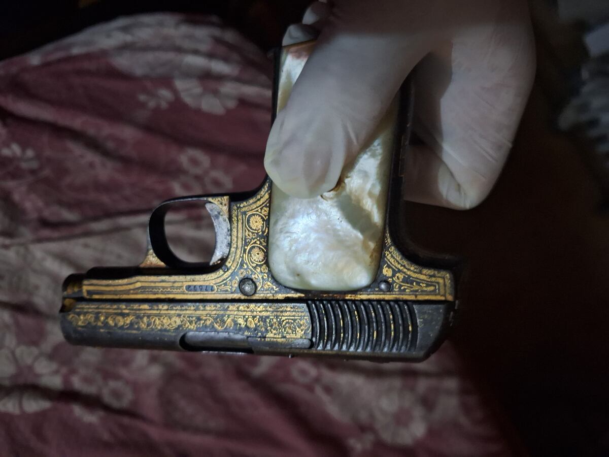 Una de las armas. (Policía)