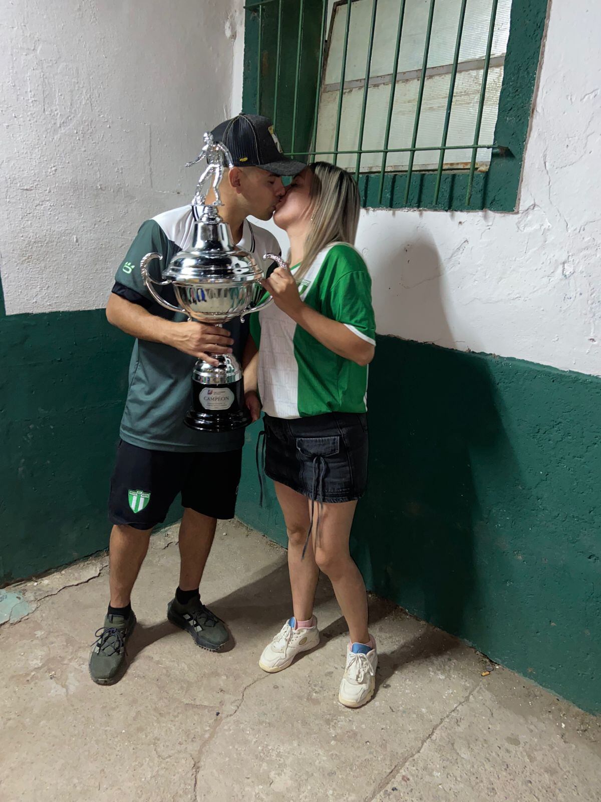 Goles son amores. Kevin Mariño, la copa y su pareja. (Gentileza).