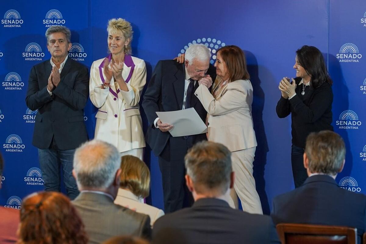 Reconocimiento. Alejandra Vigo impulsó un reconocimiento para el infectólogo cordobés Hugo Pizzi. Invitó a la senadora Carmen Álvarez Rivero, con quien tiene diferencias políticas.