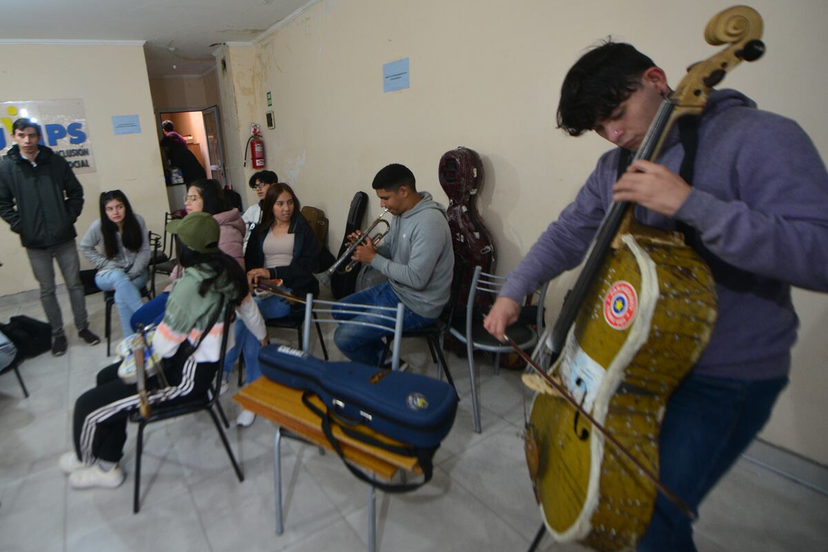 Ensayo conjunto de la orquesta de instrumentos reciclados de Paraguay y su par cordobesa. (Javier Ferreyra)
