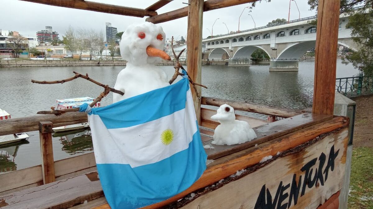 Muchos carlospacenses aprovecharon el paseo por la costanera para observar la nieve y de paso dejar su huella con una escultura.
