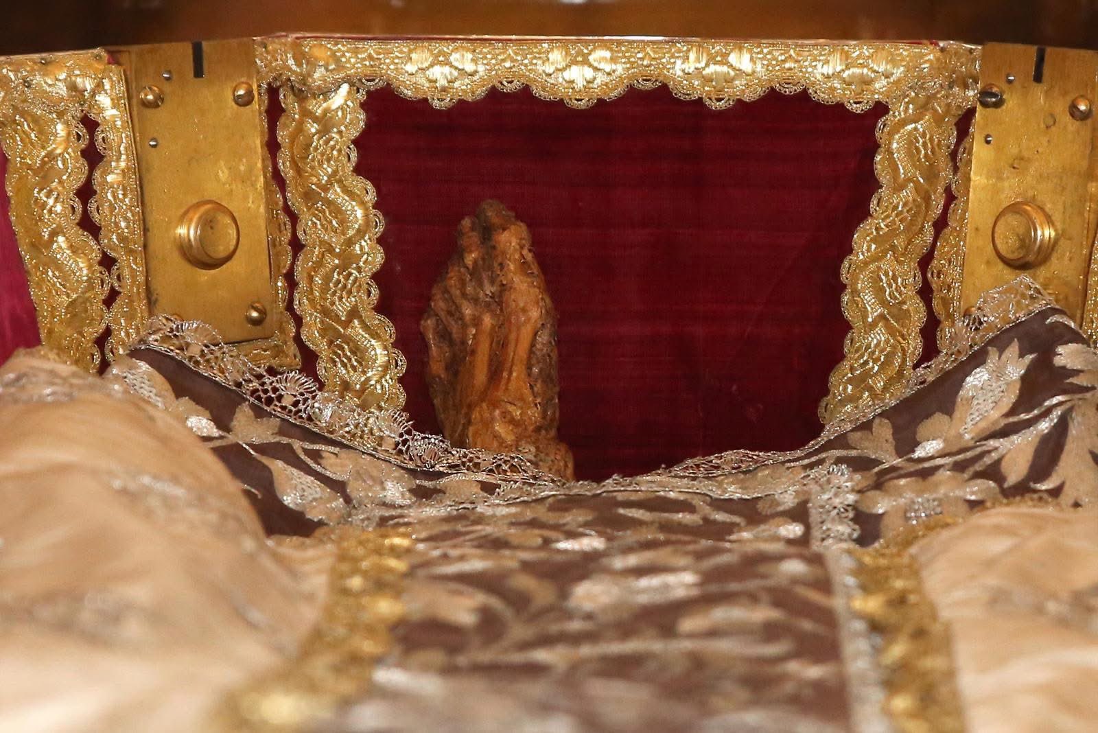 Exhiben el cuerpo de Santa Teresa de Jesús por primera vez en 111 años.